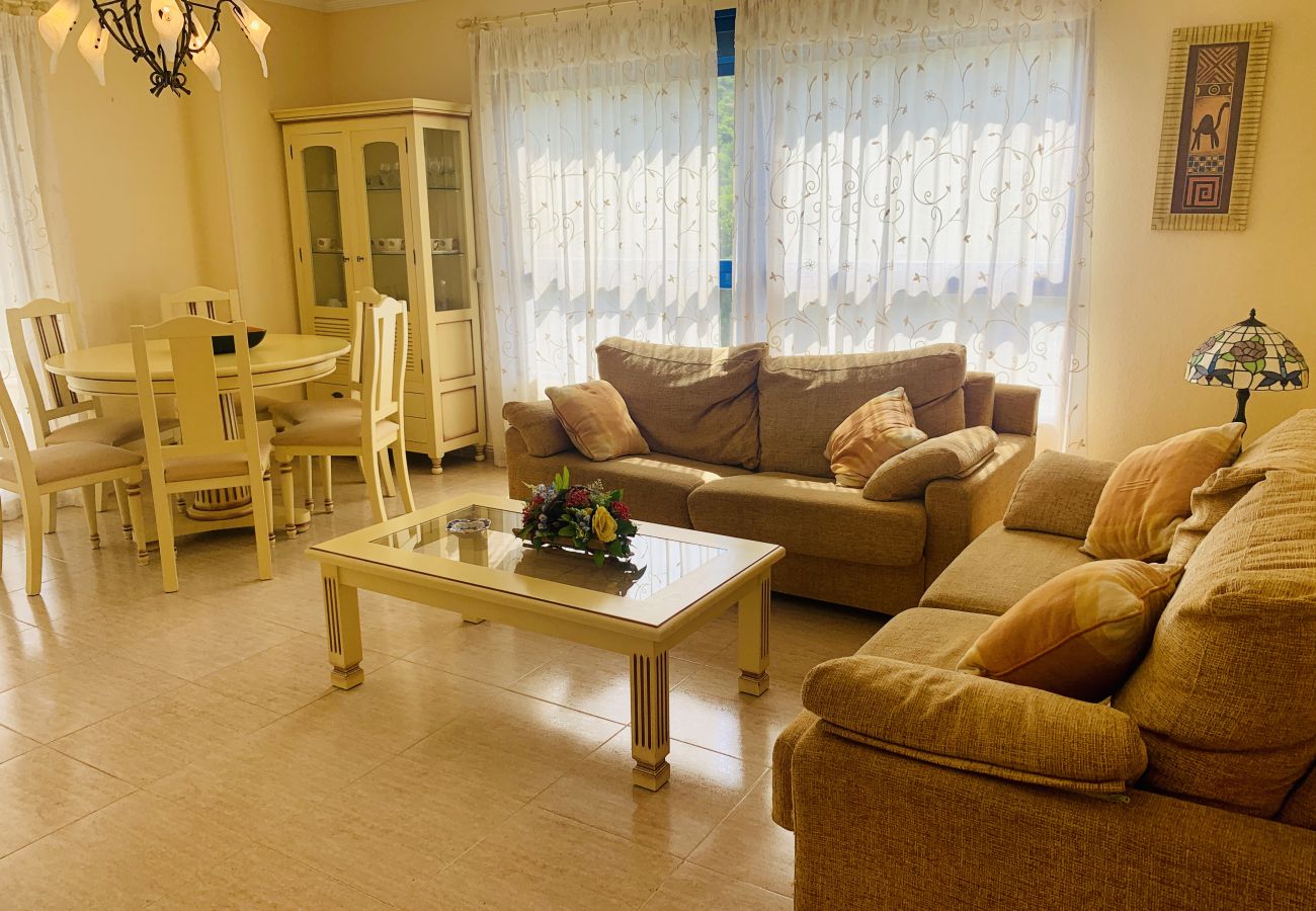 Spacious living-dining room of the holiday rental flat in Alicante