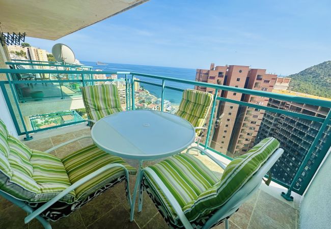 Balcony with sea views in holiday flat Alicante