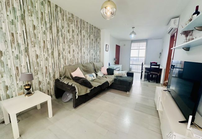 Spacious living-dining room of the holiday rental flat in Alicante