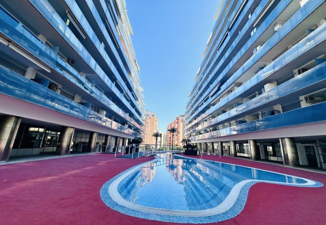 Private swimming pool of the holiday rental flat in Alicante