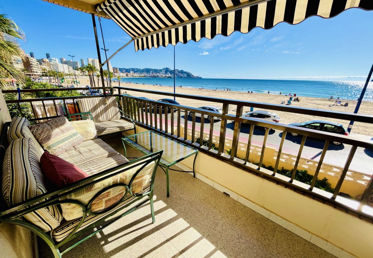 Vue directe sur la mer depuis la terrasse de l'appartement de vacances à Benidorm