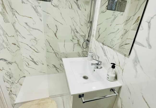 Salle de bain rénovée et moderne de l'appartement de vacances d'Alicante