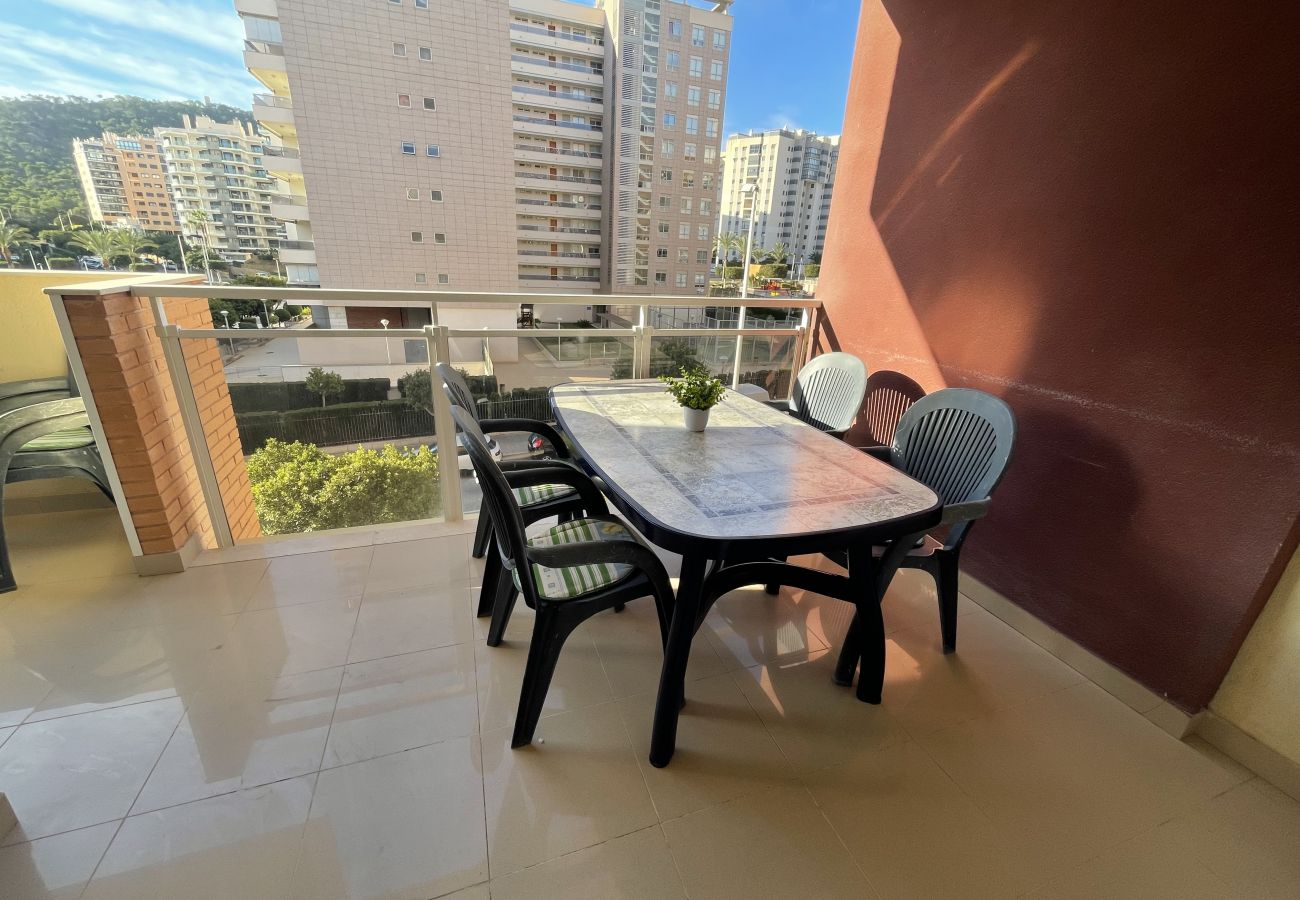 Terrasse extérieure avec table dans l'appartement de location de vacances à Alicante