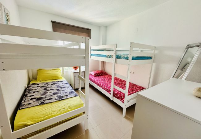 Chambre d'enfant avec 4 lits superposés dans un appartement de vacances à alicante
