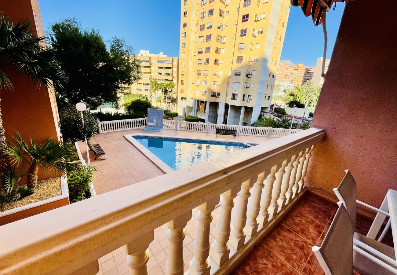 Terrasse extérieure donnant sur la piscine de l'appartement de vacances de Benidorm