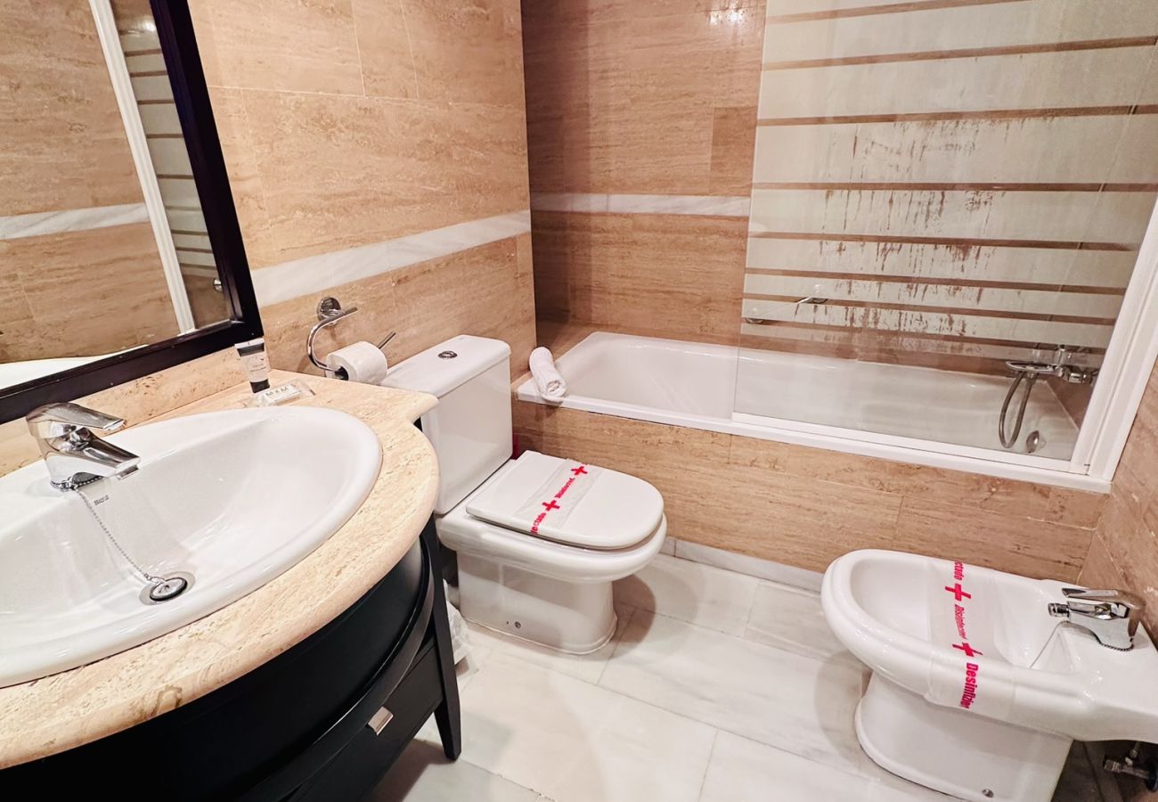 Salle de bains rénovée en marbre brun clair