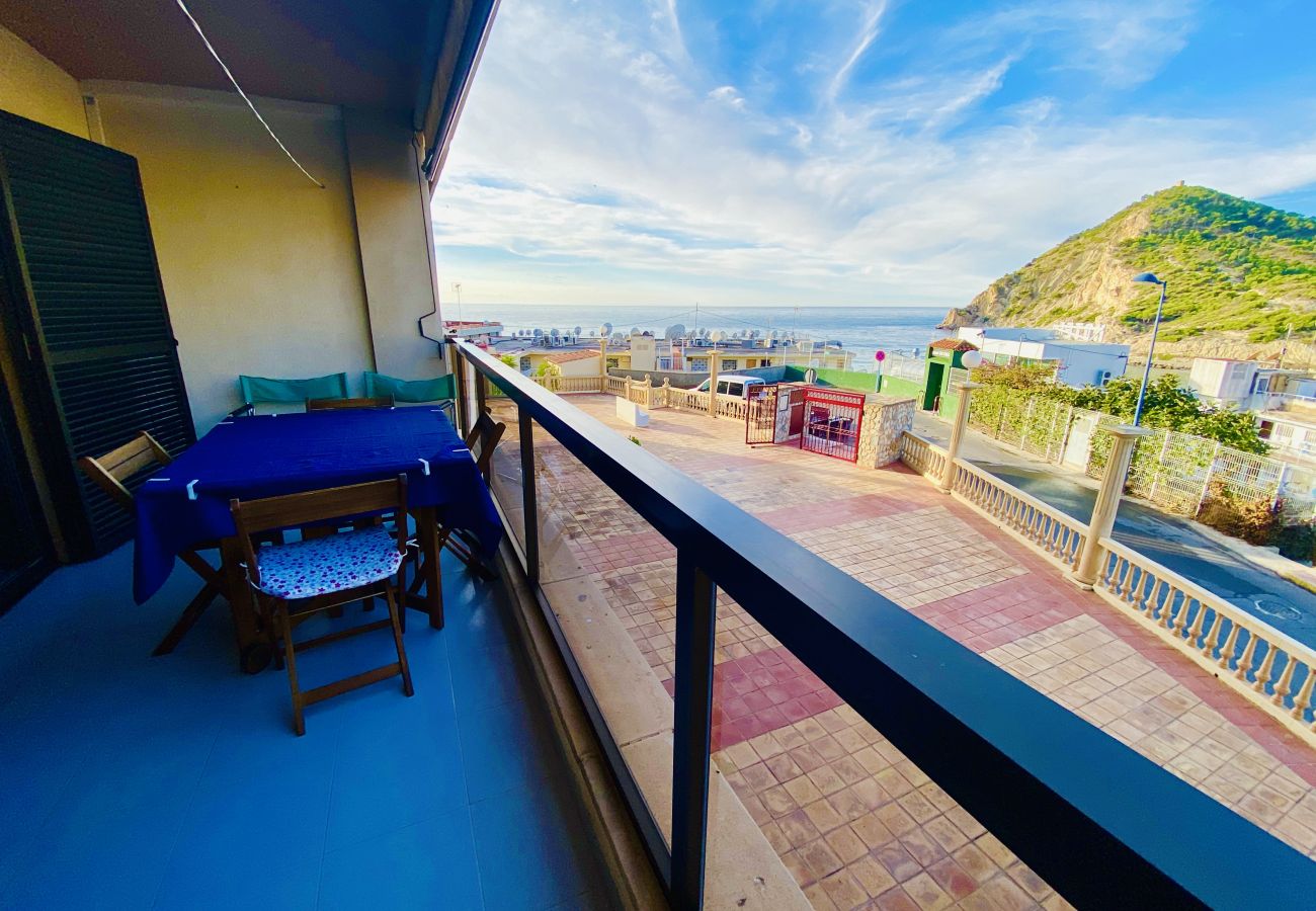 Terrasse spacieuse de l'appartement de vacances avec vue sur la Cala de Finestrat