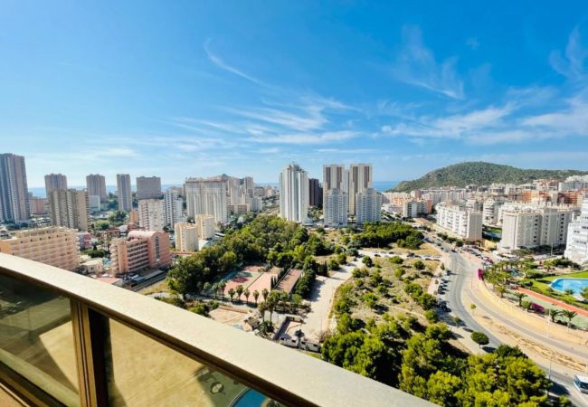 Terrasse extérieure d'un appartement de vacances avec vue panoramique sur Alicante