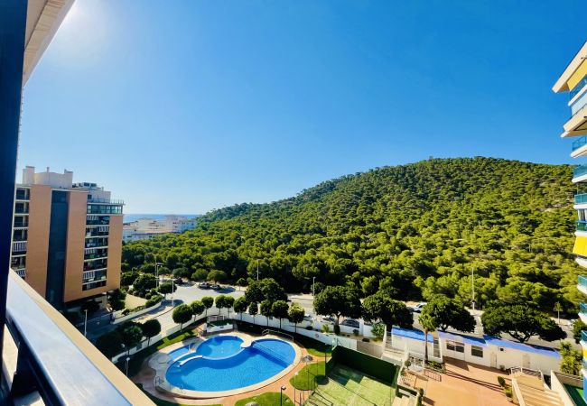 Terrasse avec vue sur la plage d'Alicante et la piscine de l'appartement de vacances