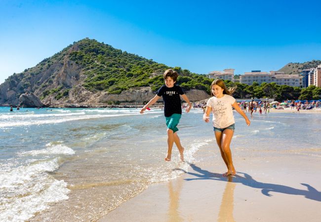 Enfants en vacances sur la plage d'Alicante