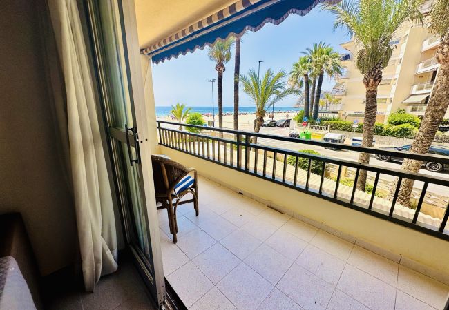 Vue sur la mer depuis l'appartement de vacances à Benidorm